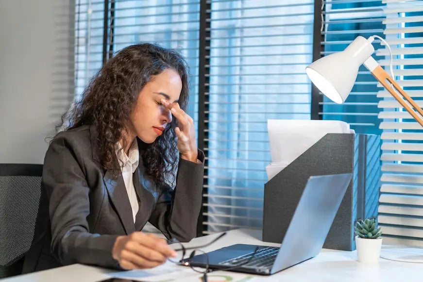 Spending Too Much Time on Screens? A Guide to Astaxanthin for Eye Strain and Eye Relief